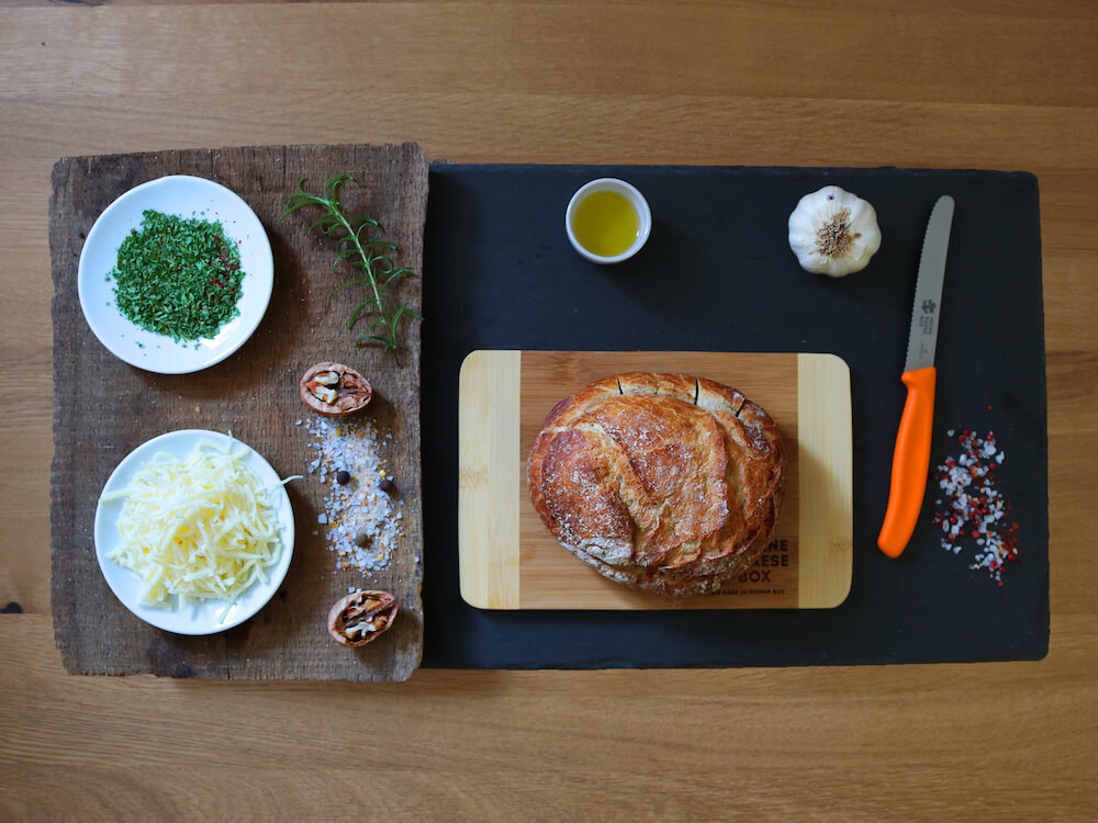 meine-kaesebox-camembert-im-brotmantel-danach