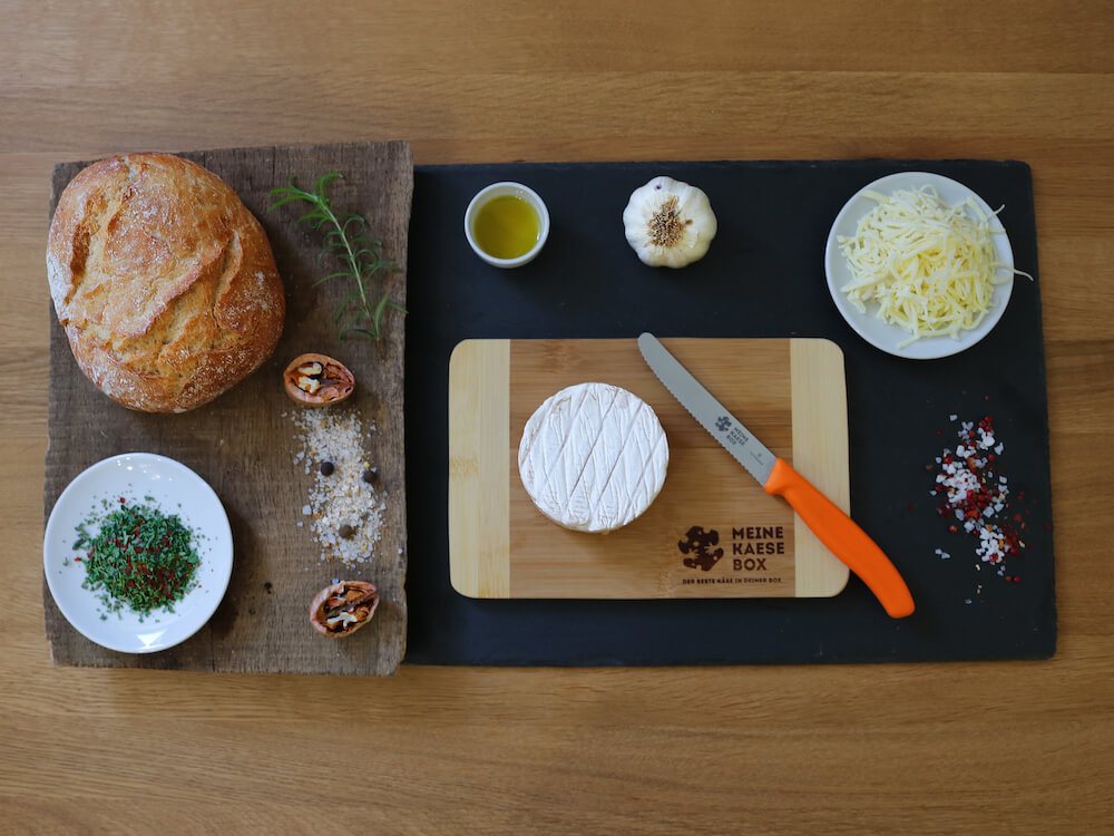 meine-kaesebox-camembert-im-brotmantel-davor
