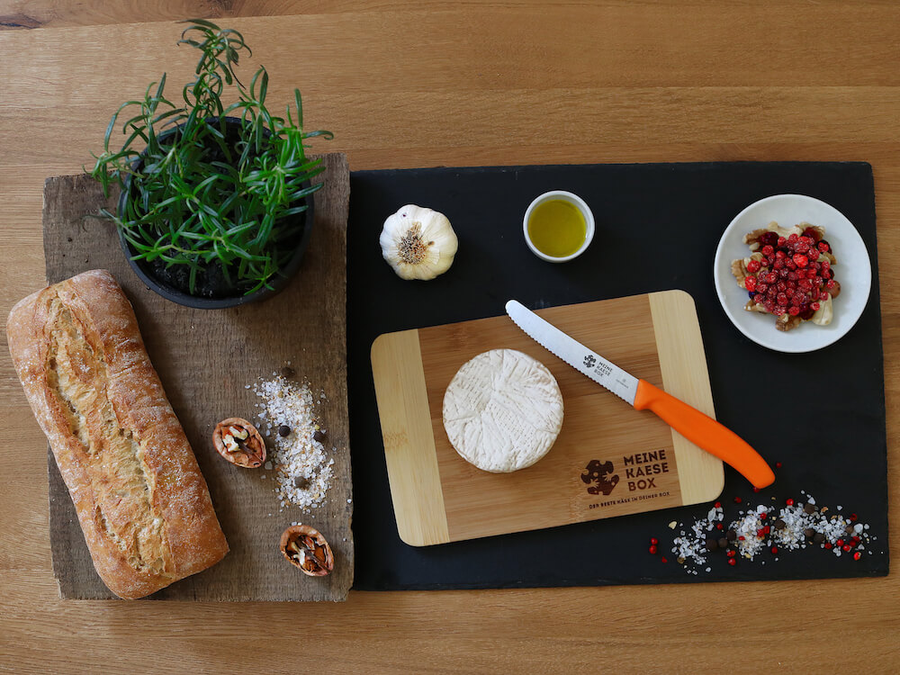 meine-kaesebox-rosmarin-camembert-davor