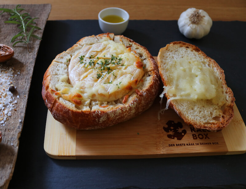Gebackener Camembert im Brotmantel - Meine Käsebox