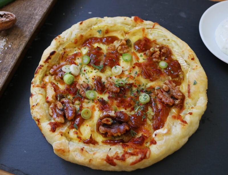Blätterteig-Pizza mit leckerem Camembert und Walnüssen